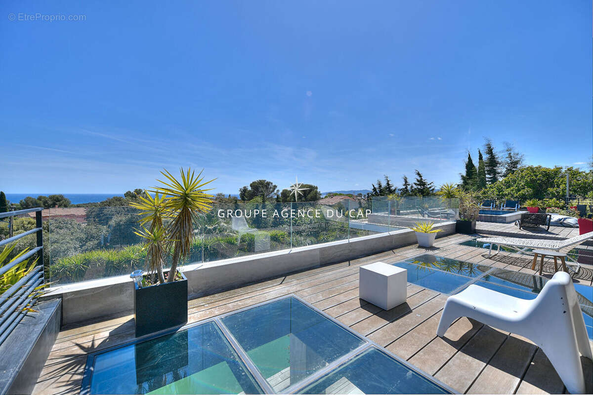 Villa d'exception à vendre à ST RAPHAEL avec vue mer. - photo 14