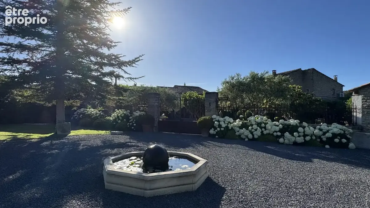 Maison 380 m² à Menerbes  - photo 2