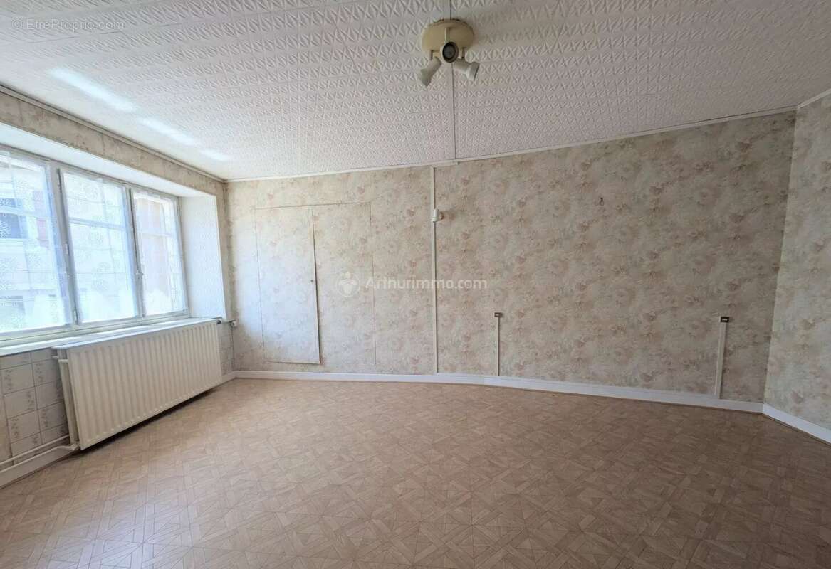Maison à NEUFCHATEAU