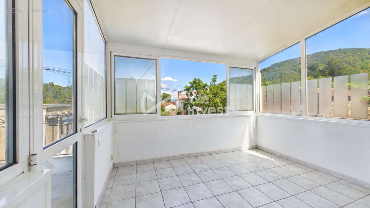 Maison 120 m² à Saint-Laurent-Du-Pape  - photo 9