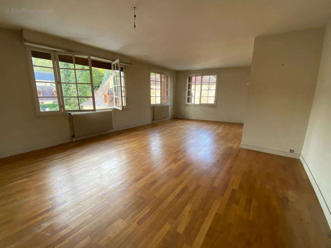 Maison à MAUZAC-ET-GRAND-CASTANG