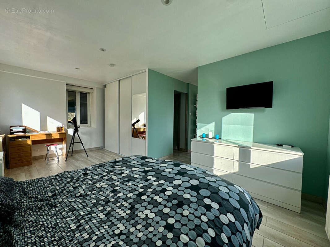 Maison à SULLY-LA-CHAPELLE