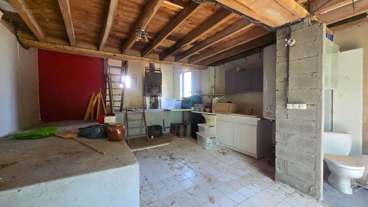 Authenticité et charme : Ancien corps de ferme rénové avec dépendances à Brens - photo 11