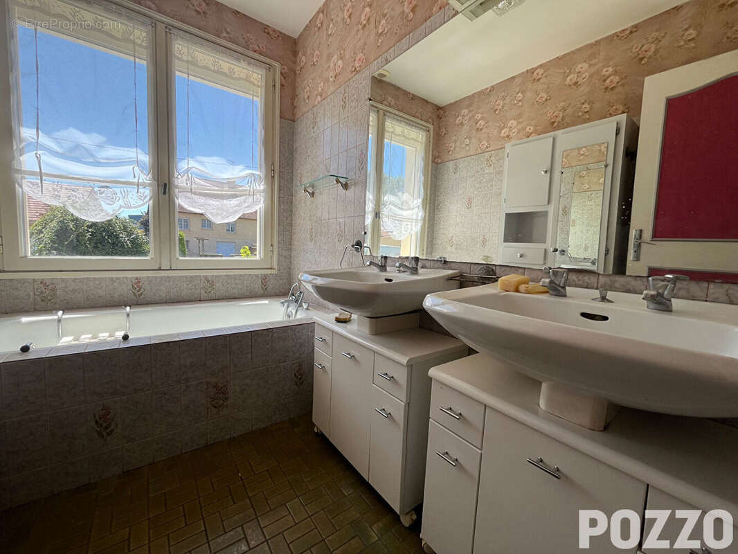 A Vendre - Saint Hilaire Du Harcouet - Maison 6 pièce(s) 114 m² - Vie de plain-pied - Proximité des services - photo 10