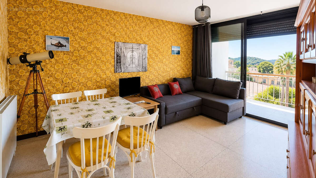 ** Bord De Mer & Plage ** VUE MER Panoramique ** Appartement  2 Pièces de 52,07 m² ** Terrasse Sud  + Cave + Parking** (83430) S - photo 3