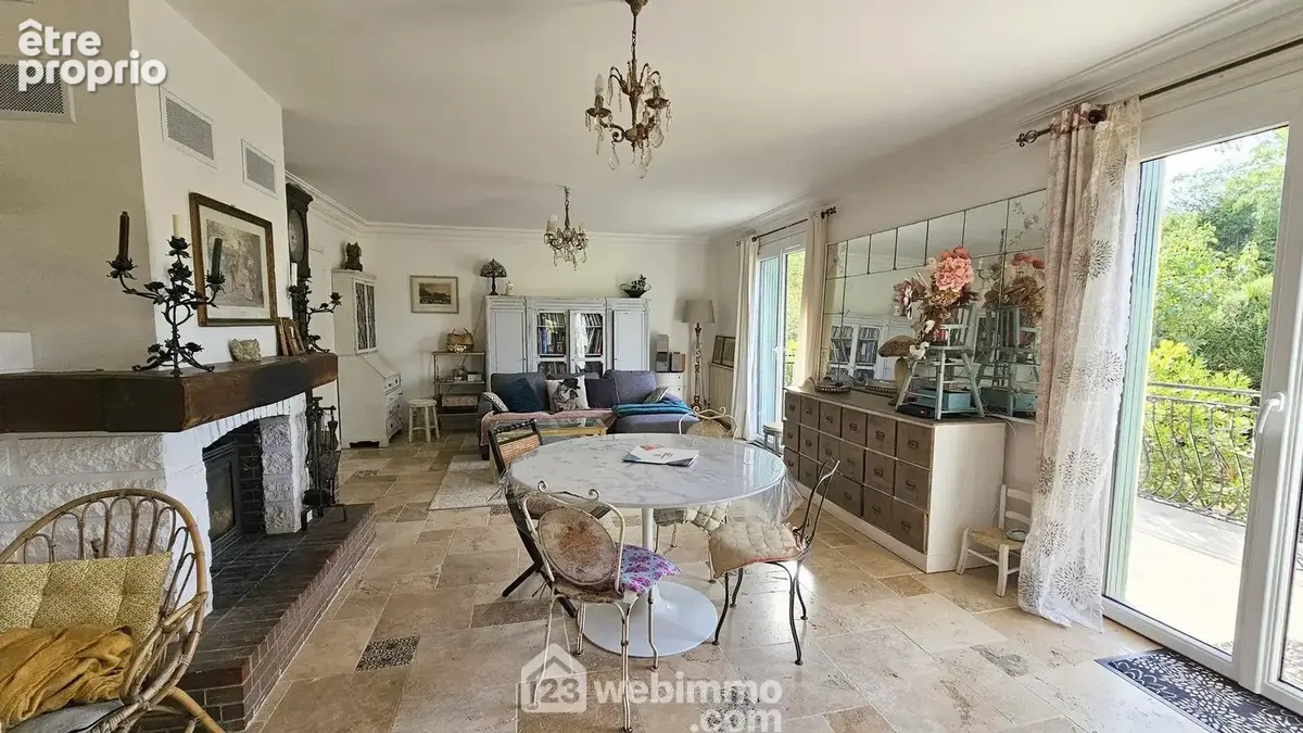 Voici une vue d'ensemble avec sa cheminée insert.