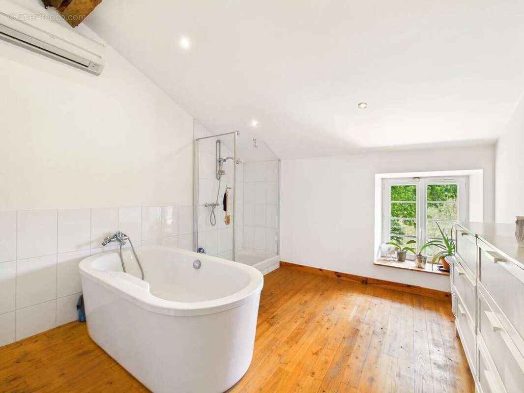 Longère avec Maison d'amis, granges et piscine - photo 6