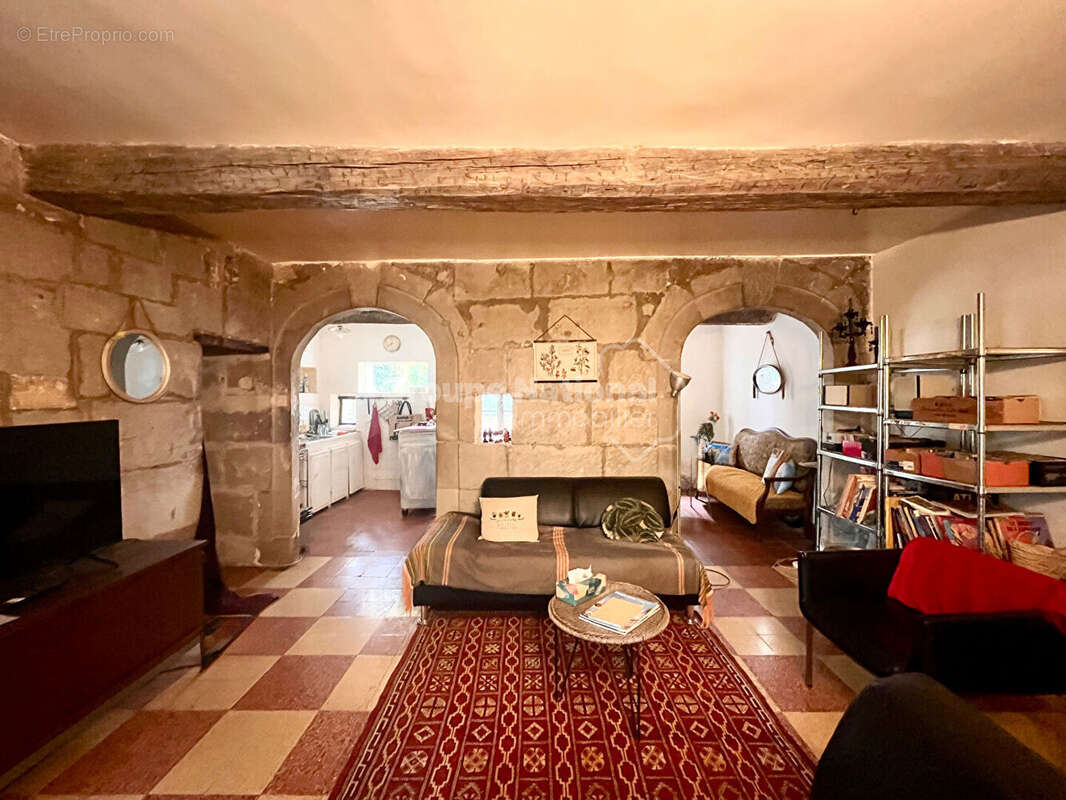 Quartier recherché, mas à rénover+ grange sur 1900 m² de terrain - photo 4