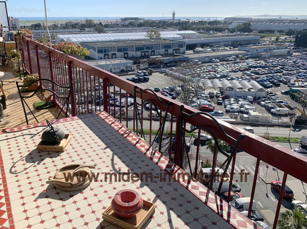 Nice Ouest Grand Arénas 4 pièces en bon état de 76 m2 + terrasse S/O 13 m2 vue ville et mer à 246000 euros - photo 6