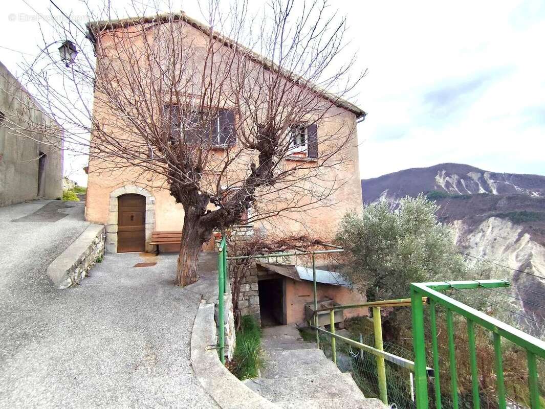 Appartement à CASTELLET-LES-SAUSSES