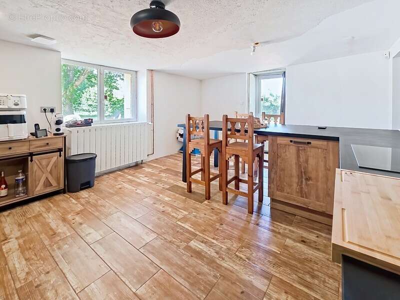 Maison en pierre rénovée avec dépendances –  Terrain de 2 200 m² - photo 4