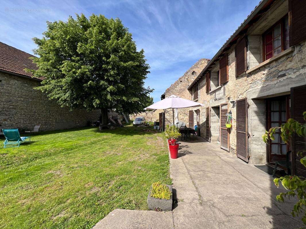 Corps de ferme avec grange et jardin clos -165 m² - Aubiat - Fort potentiel - photo 2