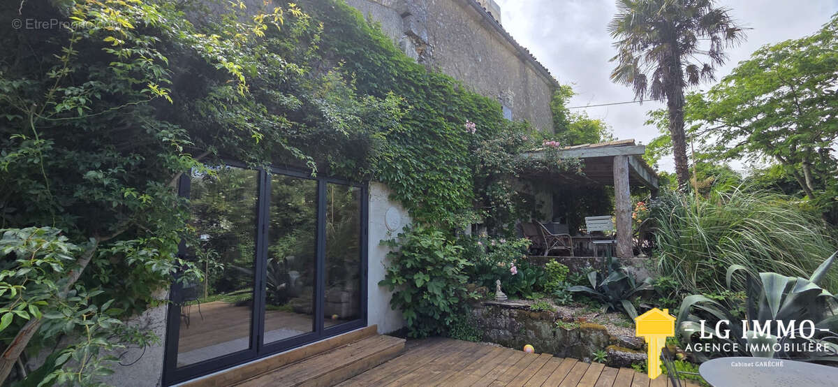 Maison à SAINT-THOMAS-DE-CONAC