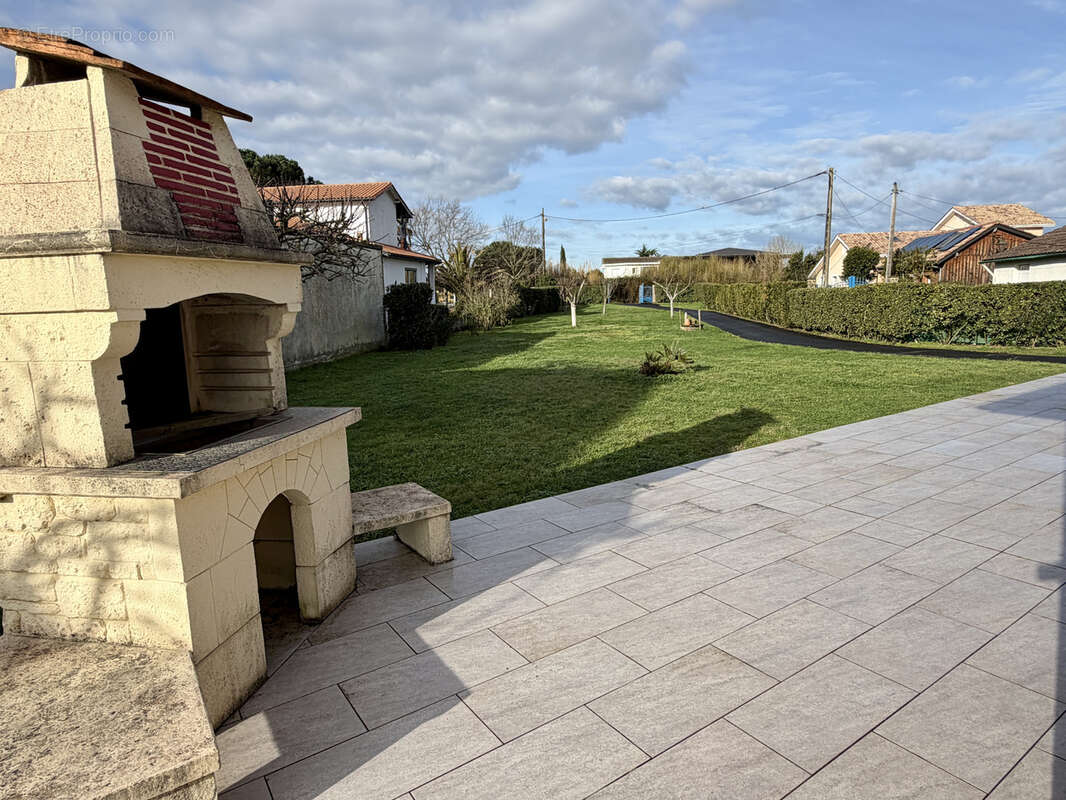 Villa récente avec terrain arboré - photo 3