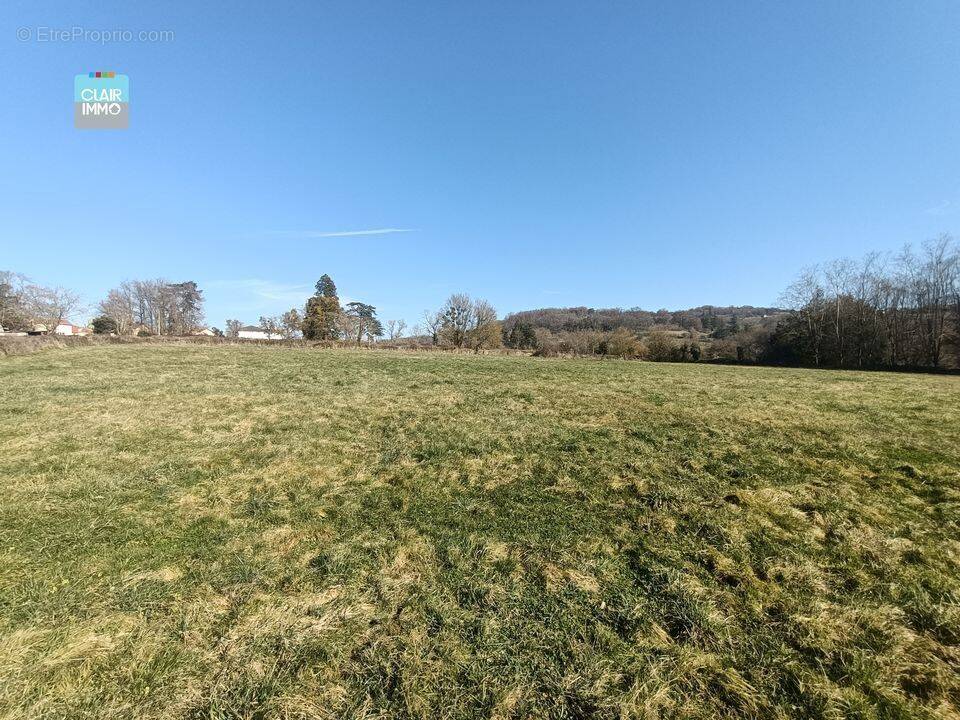 A Saint-Gengoux-Le-National, 28 km de Chalon-sur-Saône, 22 km - Terrain à SAINT-GENGOUX-LE-NATIONAL