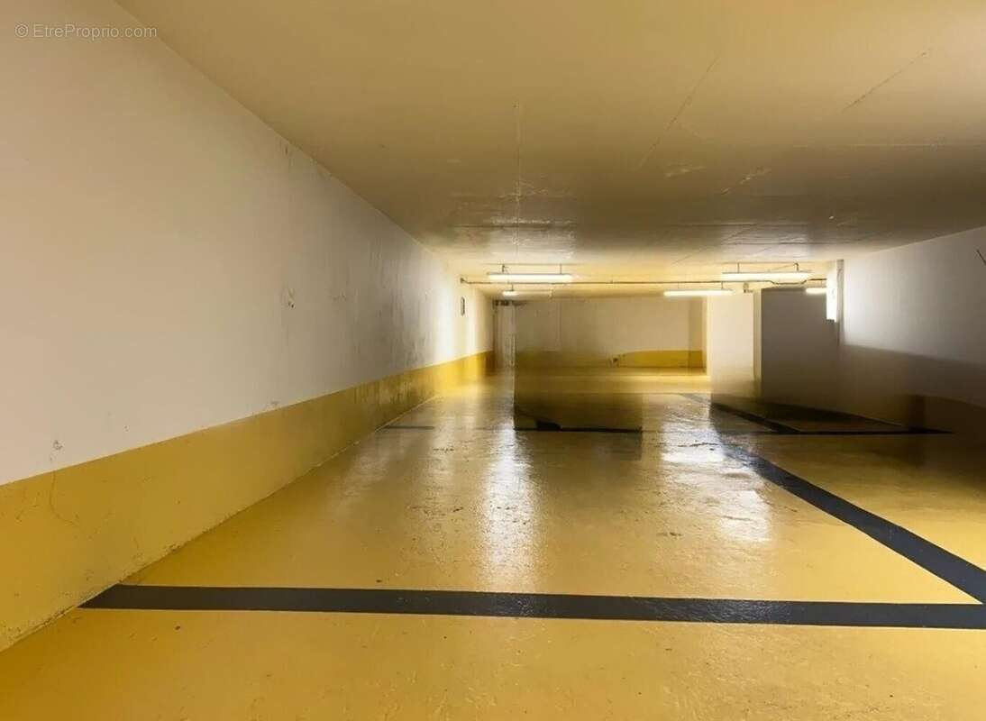 Photo 2 - Parking à COURBEVOIE