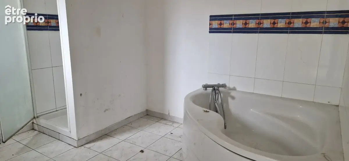 maison avec grand garage piscine et jardin en plein bourg - photo 13