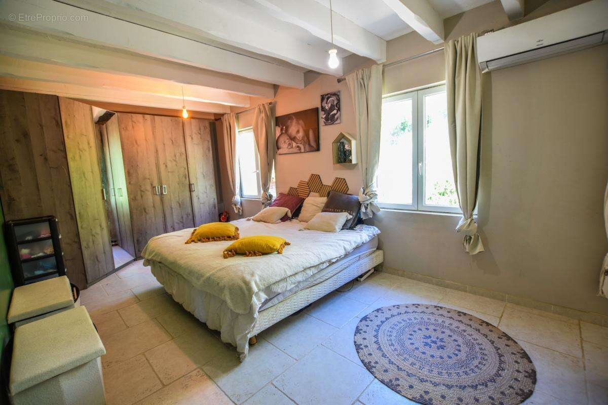 Maison de caractère rénovée – 4 chambres, piscine et environnement résidentiel recherché - photo 9