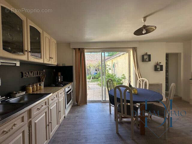 Grande cuisine lumineuse aménagée. - Maison à CIVIERES