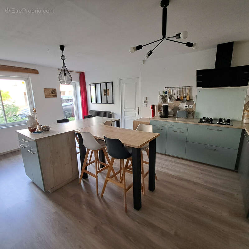 Charentaise rénovée avec dépendances - 170 m2 - 5 chambres - photo 2