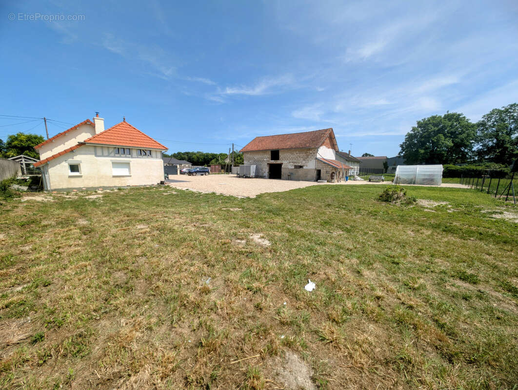 Maison à CHARMONT-SOUS-BARBUISE