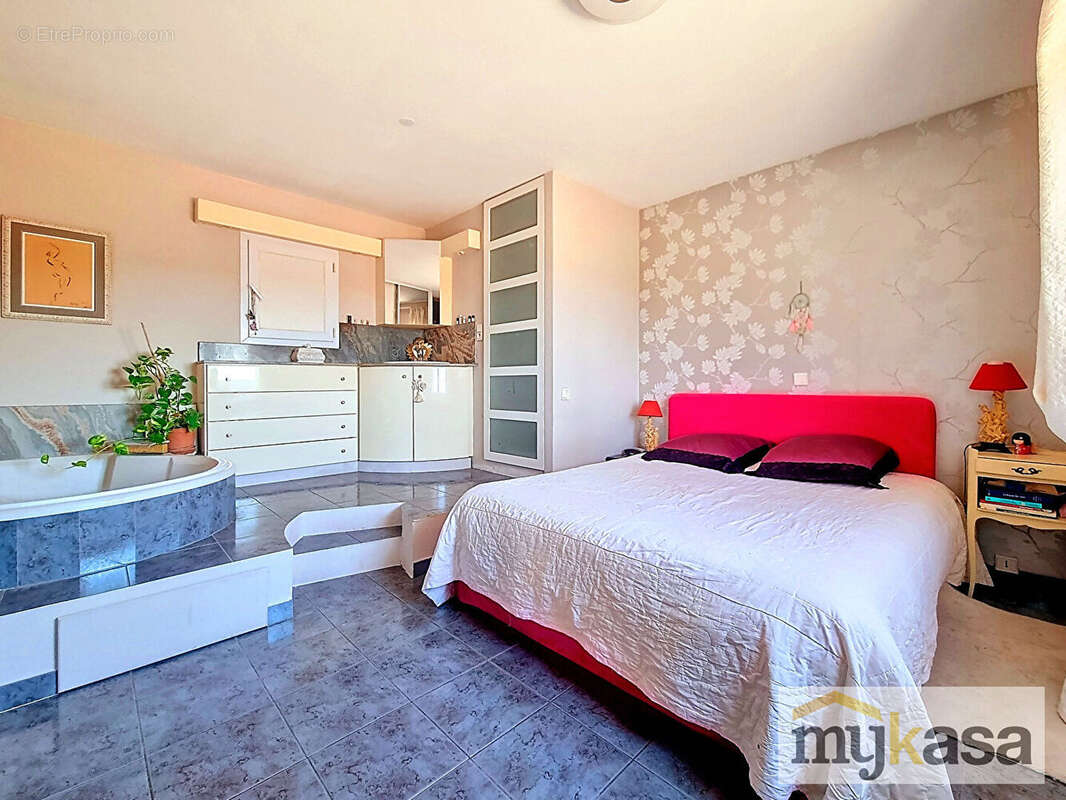 Maison à SAINT-MITRE-LES-REMPARTS