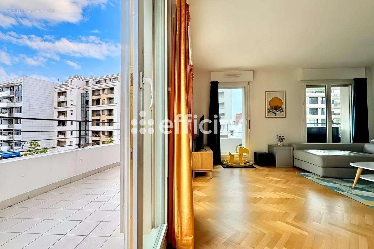 Appartement à COURBEVOIE