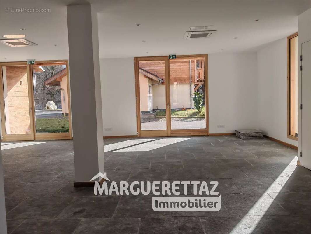 Commerce à TANINGES