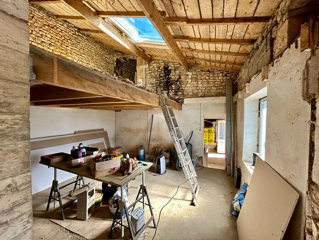 Maison à AZAY-LE-BRULE