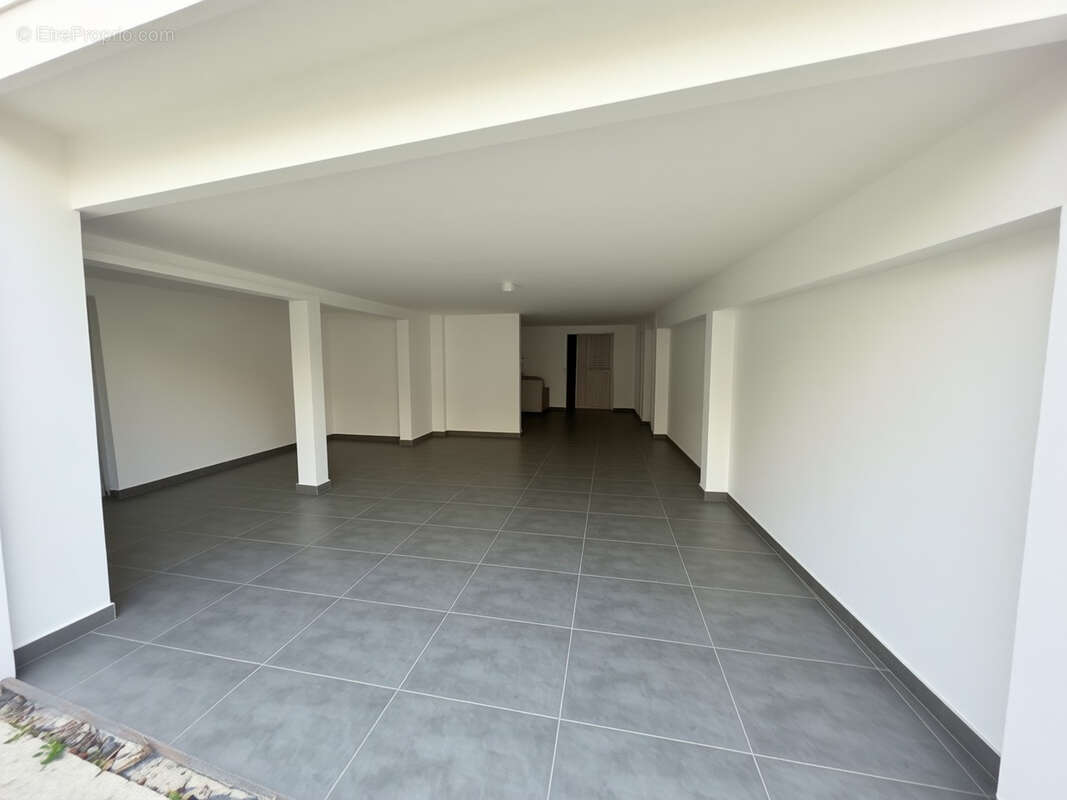 Maison à SAINT-MITRE-LES-REMPARTS