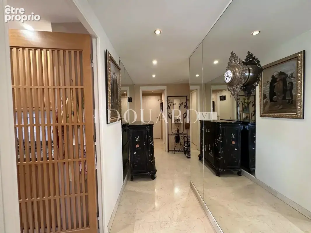 Dans immeuble de standing avec piscine, en exclusivité trois pièces avec vaste terrasse et garage - photo 16