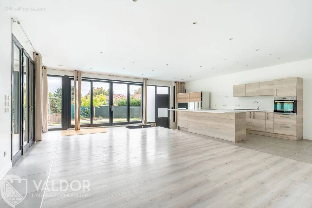 Maison à SAINT-GENIS-LES-OLLIERES