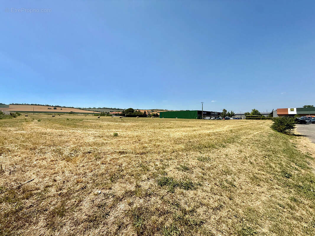 GANNAT (03) / Terrain constructible de plus de 16 000 M2 au coeur d'un zone à forte attactivité ! - photo 6