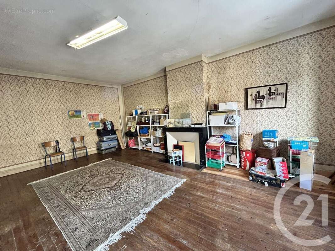 Maison à SAINT-MEDARD-DE-GUIZIERES