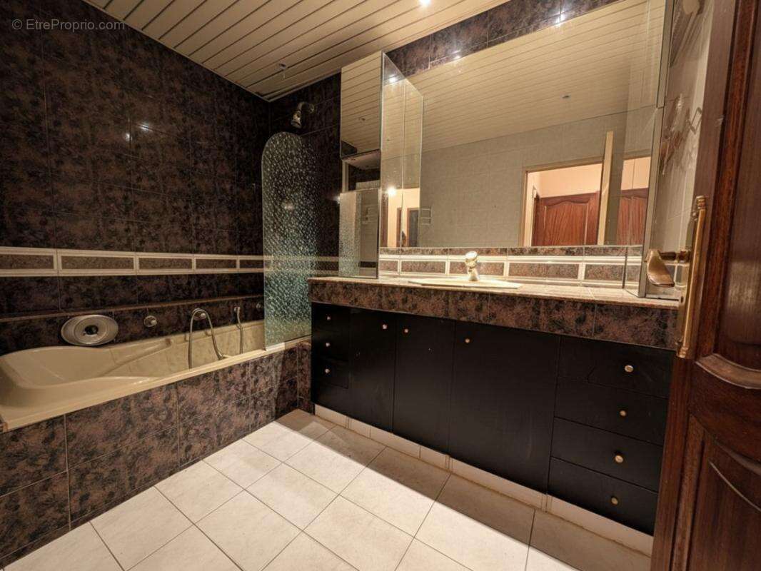 Appartement à MARSEILLE-5E