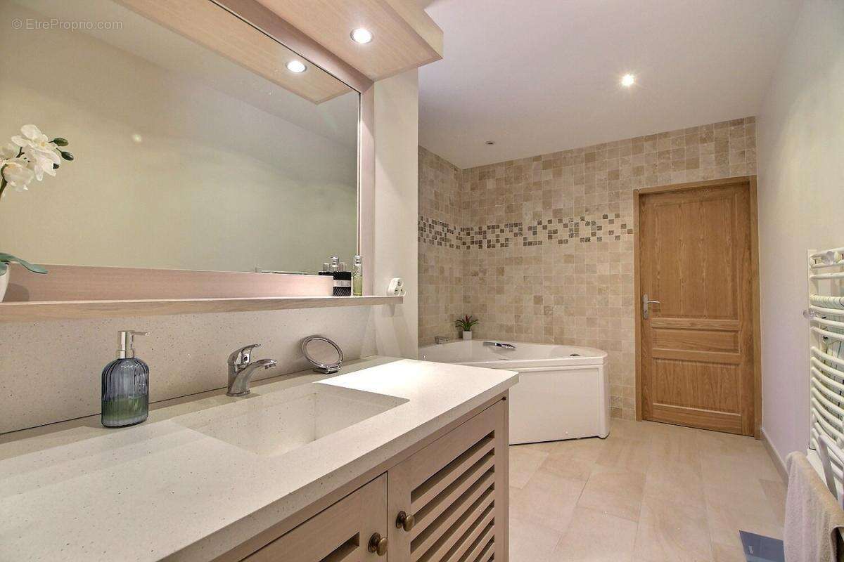 Maison à L'ISLE-SUR-LA-SORGUE