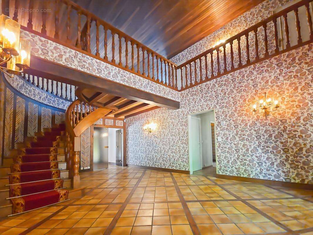  Un cadre de vie privilégié Édifiée sur un terrain de plus de 6 780 m², entièrement clos et paysager, cette propriété vous garan - photo 6
