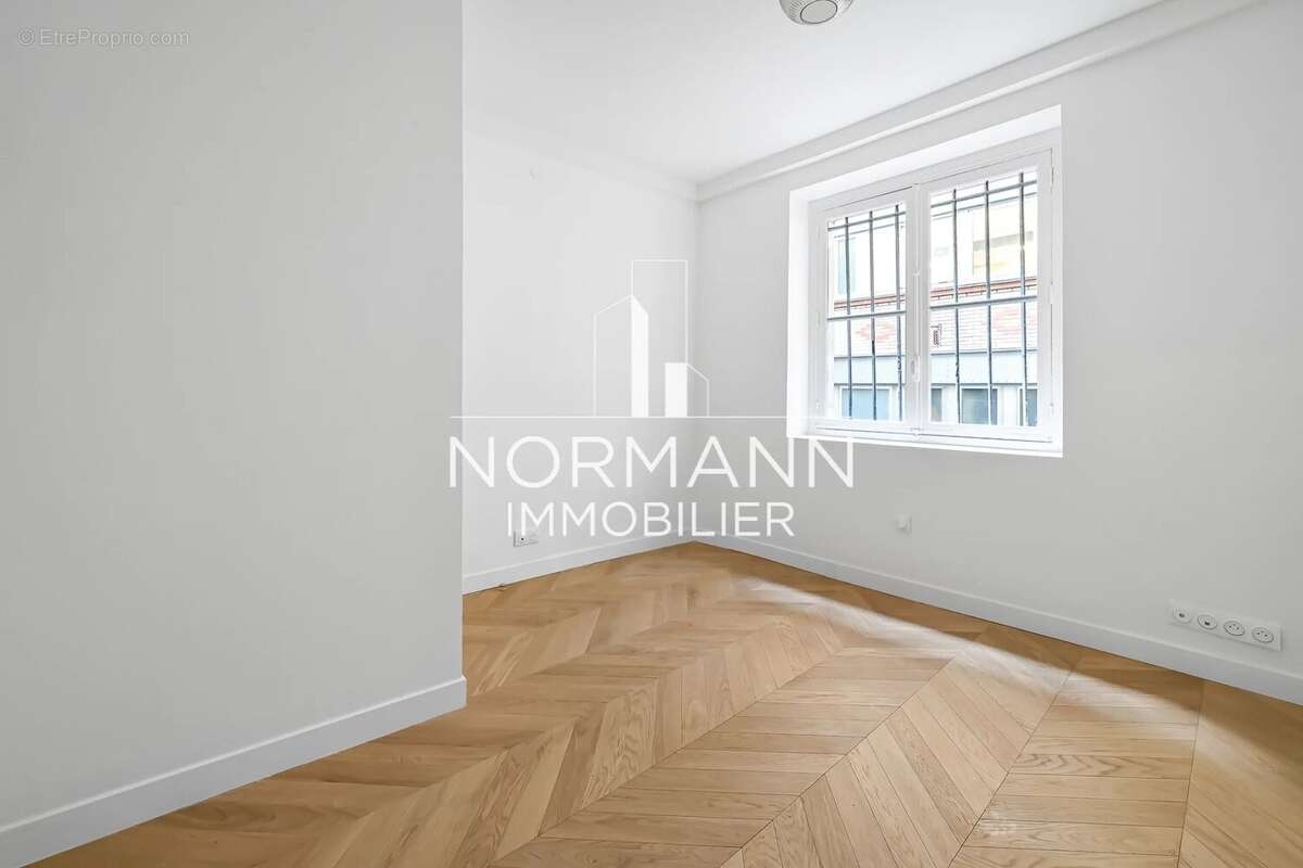 Appartement à PARIS-1E