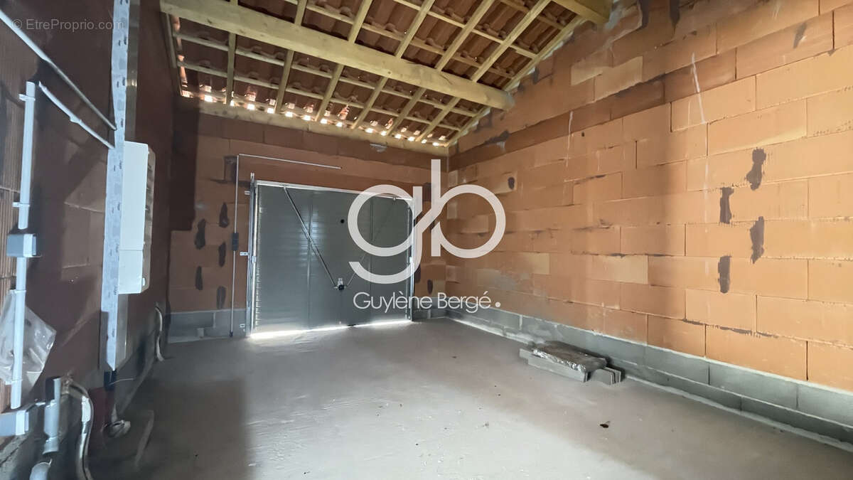 Maison à VIC-LA-GARDIOLE