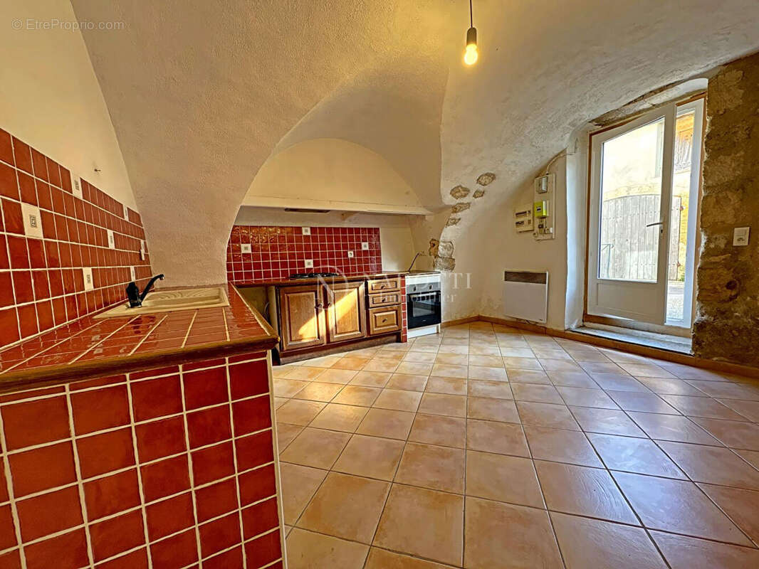 Maison à LA ROQUE-D'ANTHERON