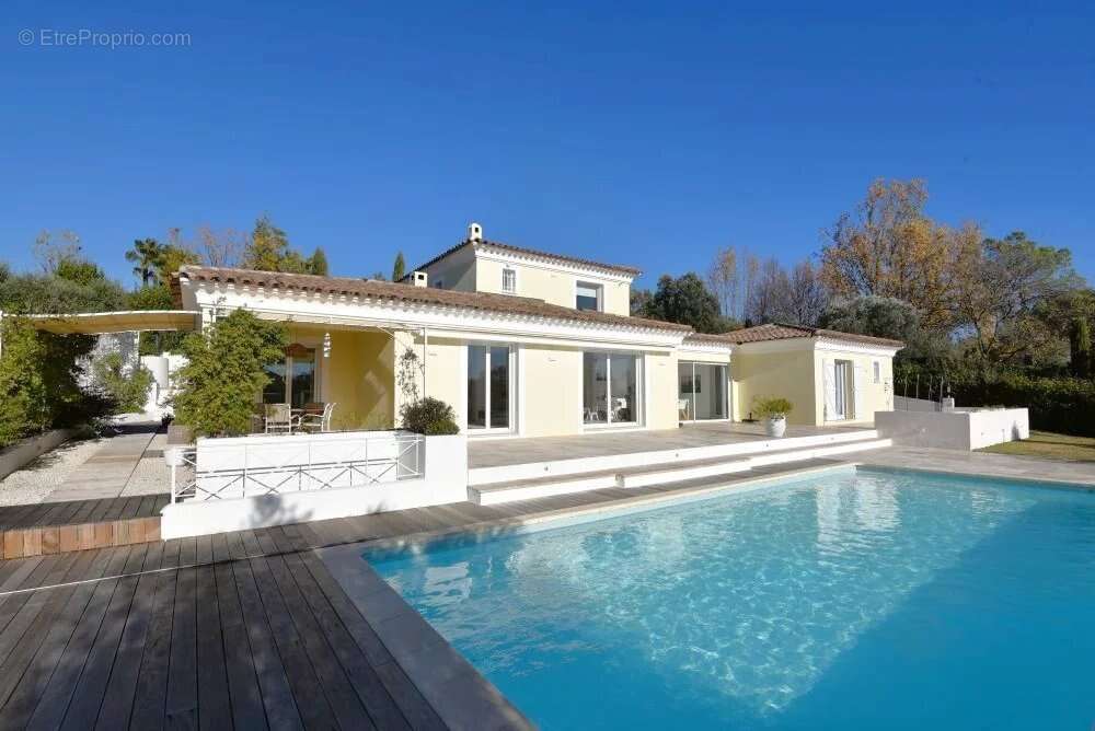 Maison à BAGNOLS-EN-FORET