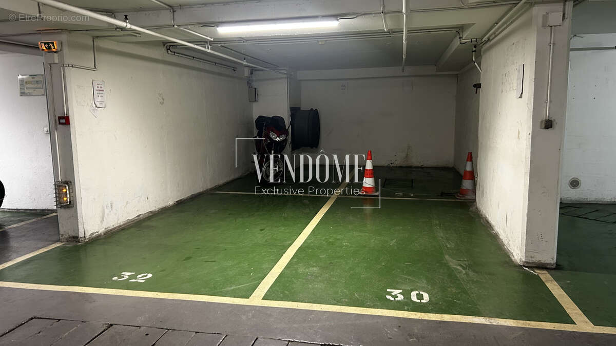 Parking à PARIS-2E