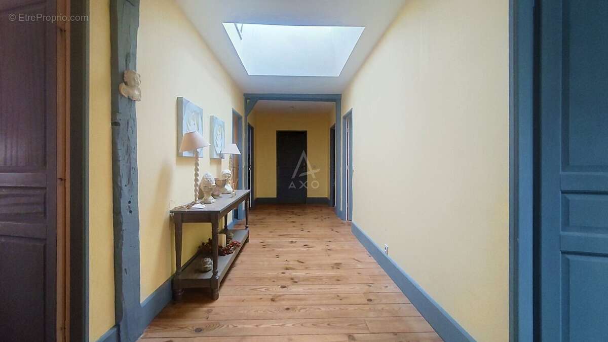 Maison de ville de 312 m² au cur de Roquefort avec jardin, piscine et garage - photo 10