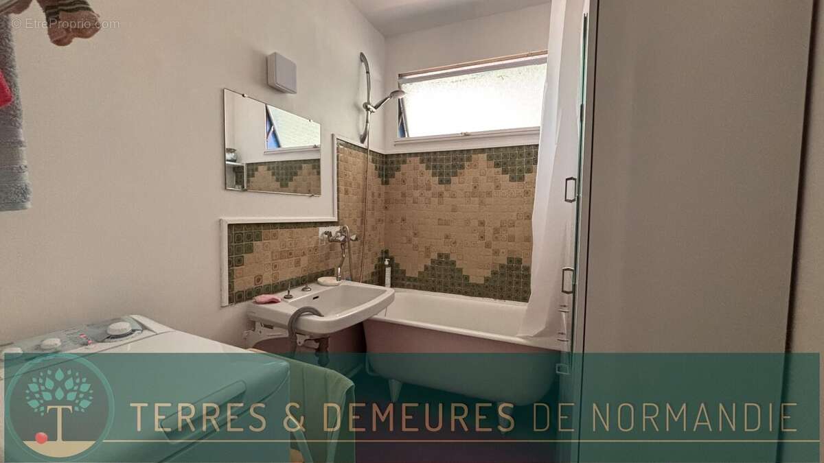 Maison d'environ 65m² avec deux chambres, implantée sur un terrain de 450 m², située sur la commune de Petit-Caux. - photo 7