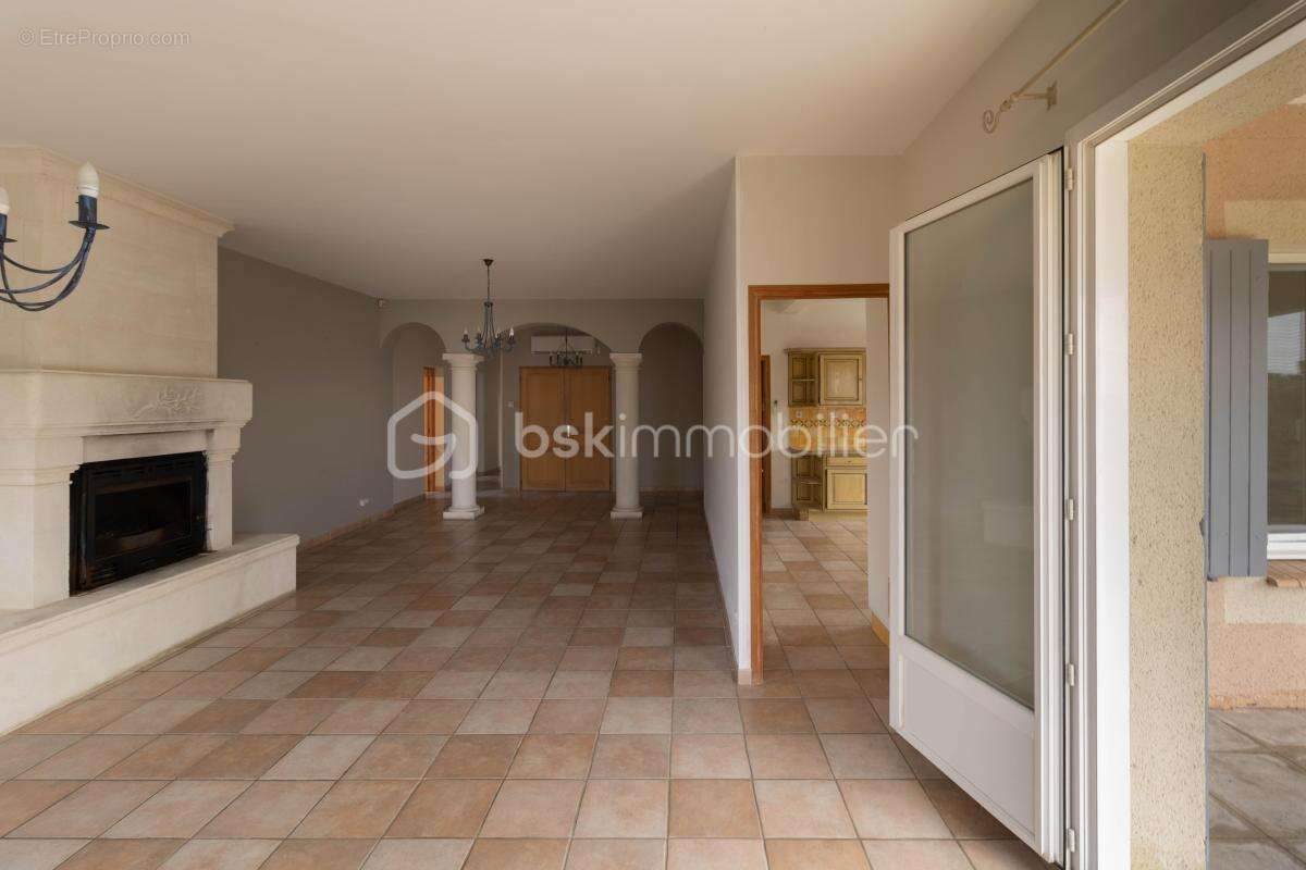 Belle villa de plain-pied avec annexes et piscine - photo 9