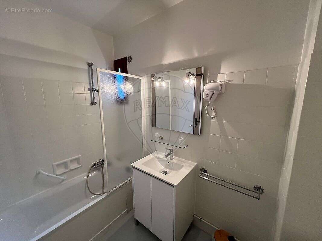 Commerce à L&#039;ESCARENE