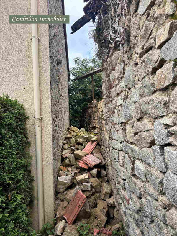 Tout petit prix ! Maison indépendante à rénover offrant un jardin, une dépendance et un emplacement privilégié - photo 22