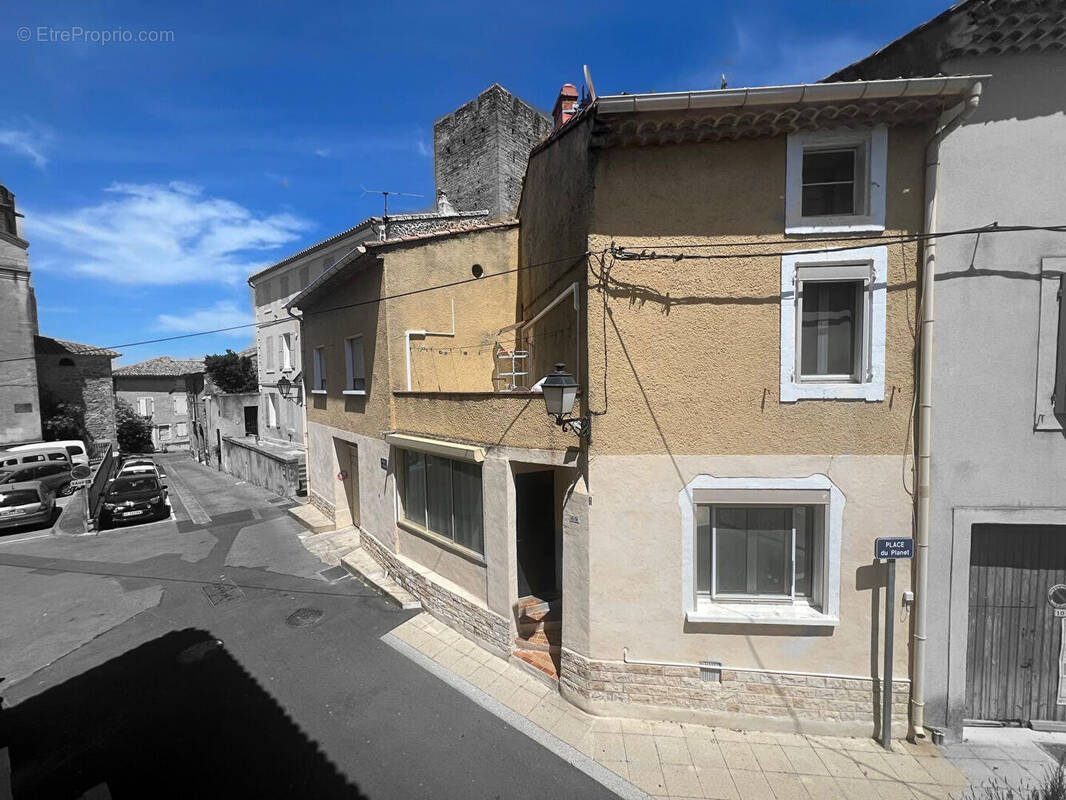 Maison à ENTRAIGUES-SUR-LA-SORGUE