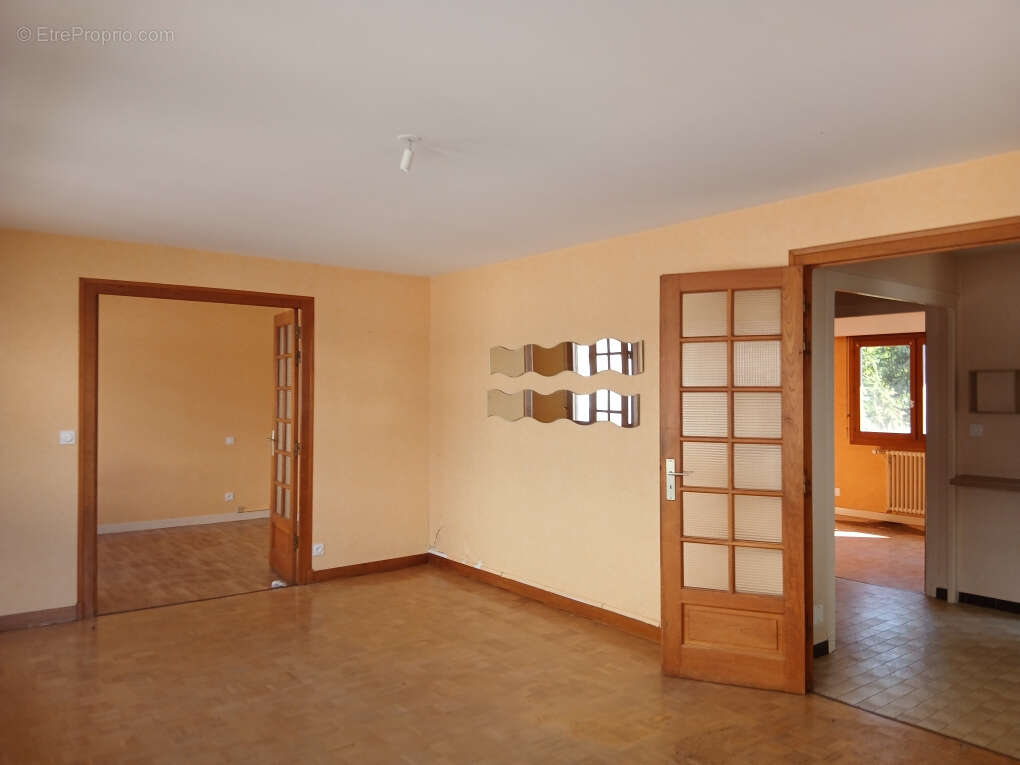 ST JEAN DE MAURIENNE Plein coeur de ville appartement T3 77 m2 à rénover - photo 4