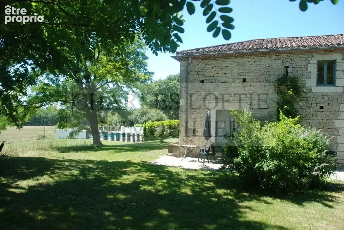 Magnifique et imposante ferme fortifiée du XVIIe siècle, avec dépendances, piscine et terrain de 23 ha, à proximité de Mauroux. - photo 42